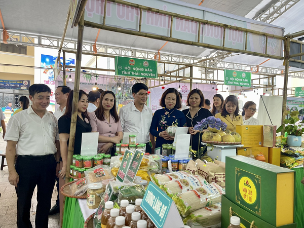 HỘI NÔNG DÂN TỈNH PHÚ THỌ THAM GIA TUẦN HÀNG GIỚI THIỆU, QUẢNG BÁ SẢN PHẨM NÔNG NGHIỆP TIÊU BIỂU, CHẤT LƯỢNG CAO THÂN THIỆN VỚI MÔI TRƯỜNG TẠI THỦ ĐÔ HÀ NỘI